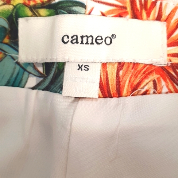 Cameo Size XS (approx 8) Floral Summer Shorts - Picture 4 of 6